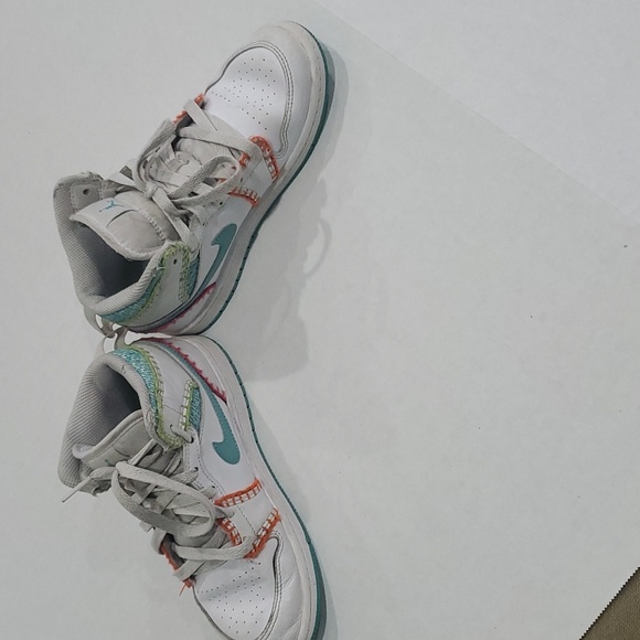 Air Jordan 1 Mid SE (GS) size 2Y - Picture 9 of 9